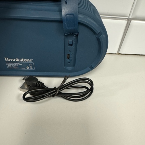 Brookstone Sleek Sound Wireless Speaker - Picture 5 of 6